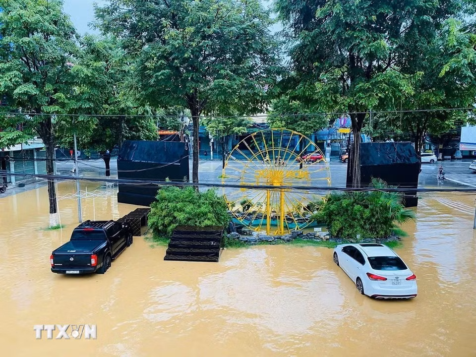 Phố đi bộ Kim Đồng, trung tâm của phường Nùng Trí Cao (Cao Bằng) bị ngập nước. (Ảnh: TTXVN phát)