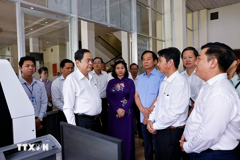 Chủ tịch Quốc hội Trần Thanh Mẫn thăm và làm việc tại Trung tâm Hành chính phường Ninh Kiều. (Ảnh: Doãn Tấn/TTXVN)