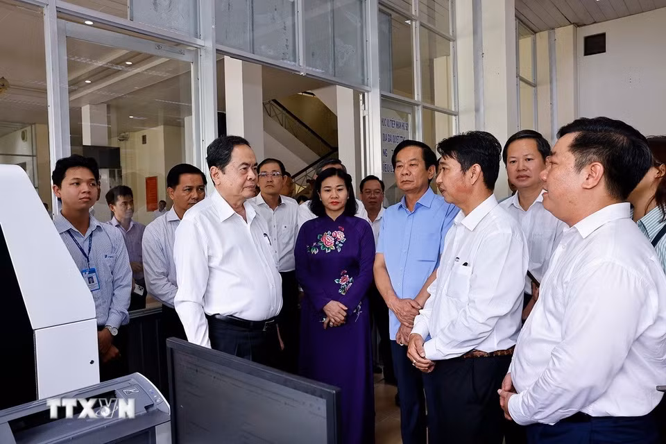 Chủ tịch Quốc hội Trần Thanh Mẫn thăm và làm việc tại Trung tâm Hành chính phường Ninh Kiều. (Ảnh: Doãn Tấn/TTXVN)