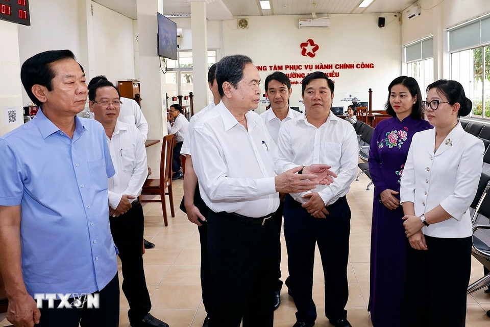 Chủ tịch Quốc hội Trần Thanh Mẫn thăm và làm việc tại Trung tâm Hành chính phường Ninh Kiều. (Ảnh: Doãn Tấn/TTXVN)