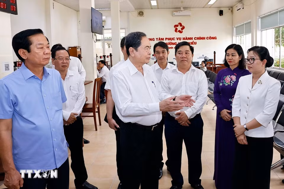 Chủ tịch Quốc hội Trần Thanh Mẫn thăm và làm việc tại Trung tâm Hành chính phường Ninh Kiều. (Ảnh: Doãn Tấn/TTXVN)