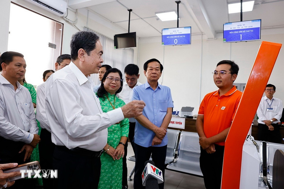 Chủ tịch Quốc hội Trần Thanh Mẫn thăm và làm việc tại Trung tâm phục vụ Hành chính công của thành phố Cần Thơ (mới). (Ảnh: Doãn Tấn/TTXVN)