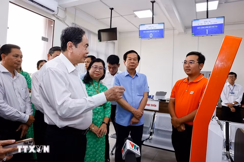 Chủ tịch Quốc hội Trần Thanh Mẫn thăm và làm việc tại Trung tâm phục vụ Hành chính công của thành phố Cần Thơ (mới). (Ảnh: Doãn Tấn/TTXVN)