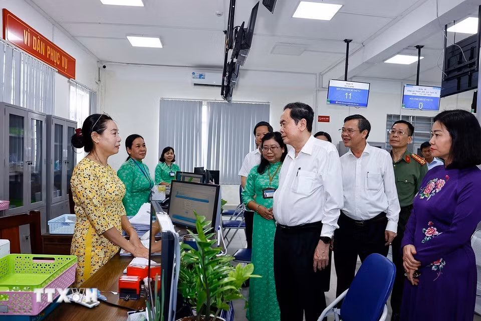 Chủ tịch Quốc hội Trần Thanh Mẫn thăm và làm việc tại Trung tâm phục vụ Hành chính công của thành phố Cần Thơ (mới). (Ảnh: Doãn Tấn/TTXVN)