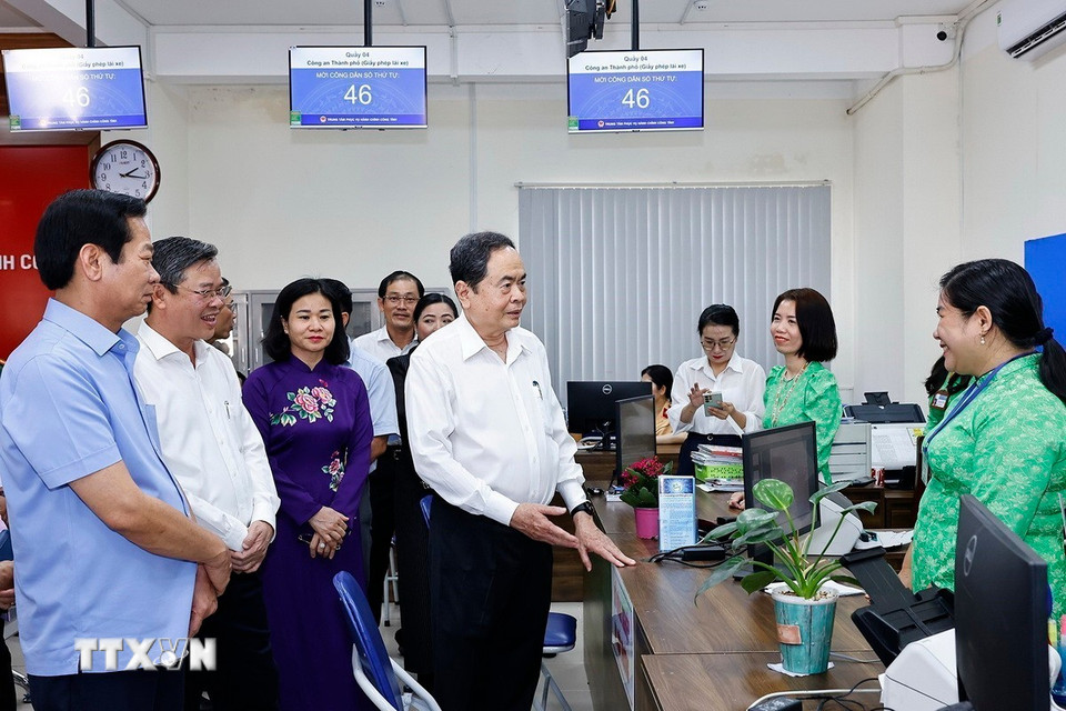 Chủ tịch Quốc hội Trần Thanh Mẫn thăm và làm việc tại Trung tâm phục vụ Hành chính công của thành phố Cần Thơ (mới). (Ảnh: Doãn Tấn/TTXVN)