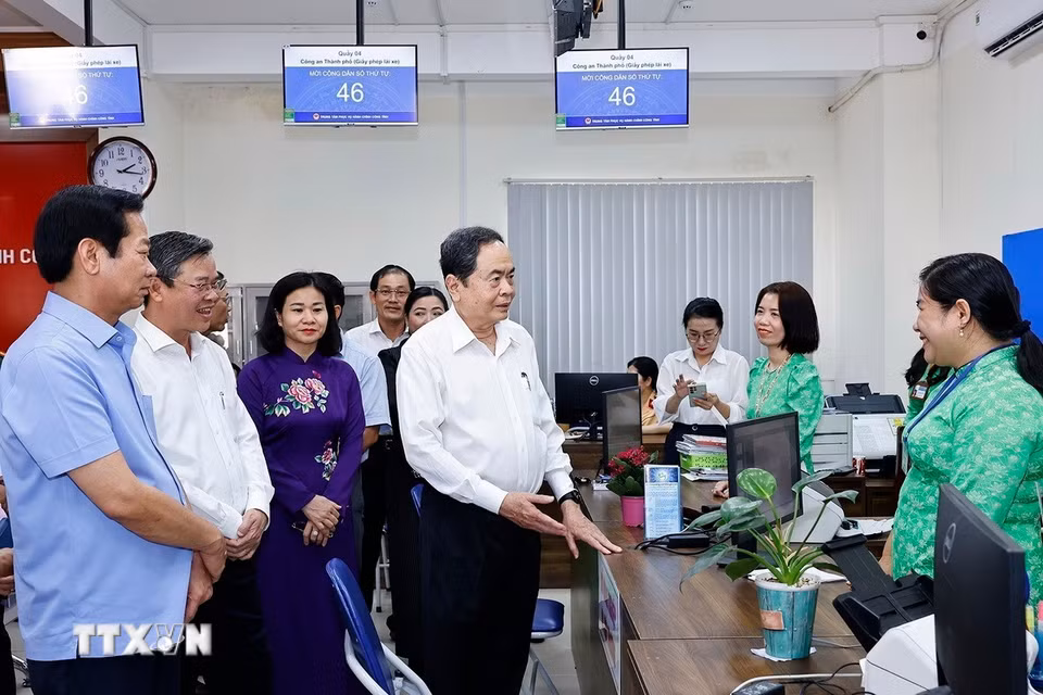 Chủ tịch Quốc hội Trần Thanh Mẫn thăm và làm việc tại Trung tâm phục vụ Hành chính công của thành phố Cần Thơ (mới). (Ảnh: Doãn Tấn/TTXVN)
