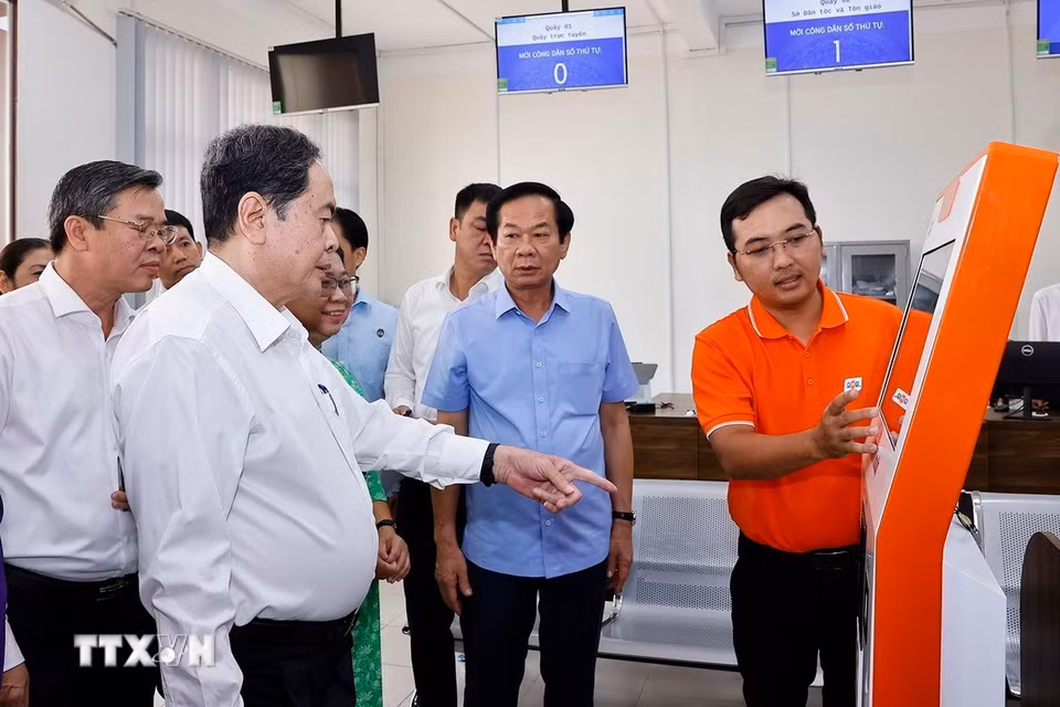Chủ tịch Quốc hội Trần Thanh Mẫn thăm và làm việc tại Trung tâm phục vụ Hành chính công của thành phố Cần Thơ (mới). (Ảnh: Doãn Tấn/TTXVN)