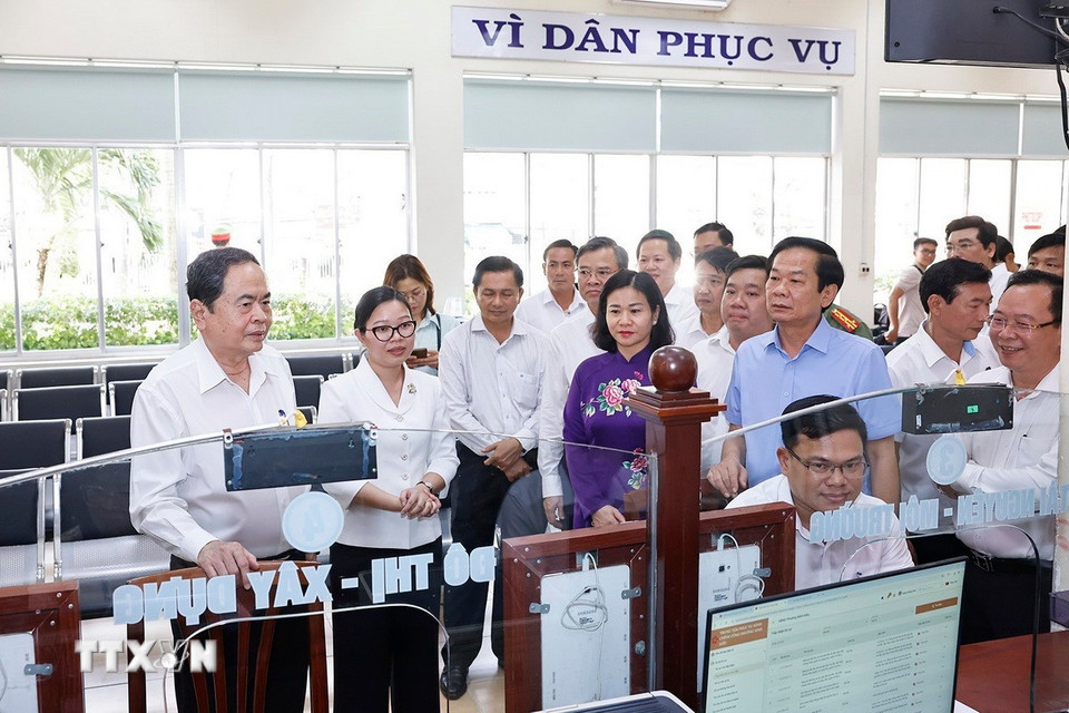 Chủ tịch Quốc hội Trần Thanh Mẫn thăm và làm việc tại Trung tâm Hành chính phường Ninh Kiều. (Ảnh: Doãn Tấn/TTXVN)