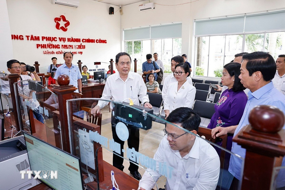 Chủ tịch Quốc hội Trần Thanh Mẫn thăm và làm việc tại Trung tâm Hành chính phường Ninh Kiều. (Ảnh: Doãn Tấn/TTXVN)