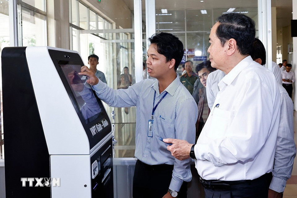 Chủ tịch Quốc hội Trần Thanh Mẫn thăm và làm việc tại Trung tâm Hành chính phường Ninh Kiều. (Ảnh: Doãn Tấn/TTXVN)