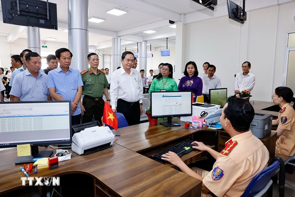 Chủ tịch Quốc hội Trần Thanh Mẫn thăm và làm việc tại Trung tâm phục vụ Hành chính công của thành phố Cần Thơ (mới). (Ảnh: Doãn Tấn/TTXVN)