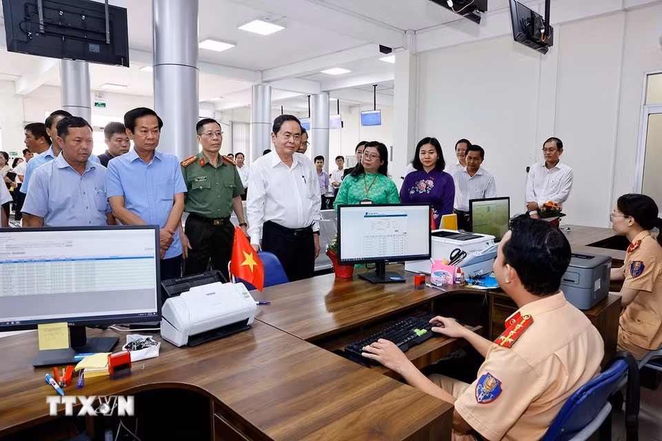 Chủ tịch Quốc hội Trần Thanh Mẫn thăm và làm việc tại Trung tâm phục vụ Hành chính công của thành phố Cần Thơ (mới). (Ảnh: Doãn Tấn/TTXVN)