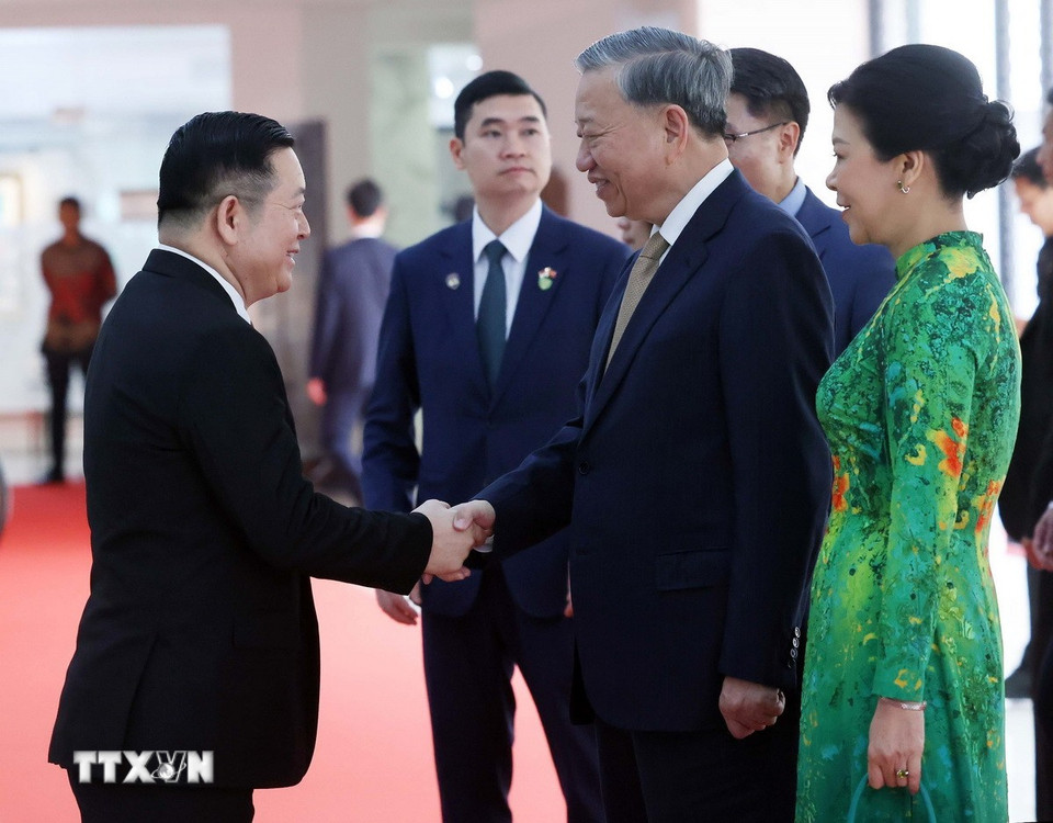 Tổng Thư ký ASEAN Kao Kim Hourn đón Tổng Bí thư Tô Lâm và Phu nhân. (Ảnh: Thống Nhất/TTXVN)