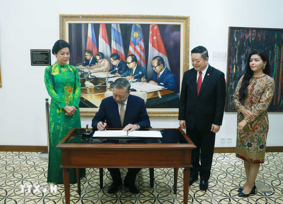 Tổng Bí thư Tô Lâm ghi lưu bút tại Trụ sở Ban Thư ký ASEAN. (Ảnh: Thống Nhất/TTXVN)