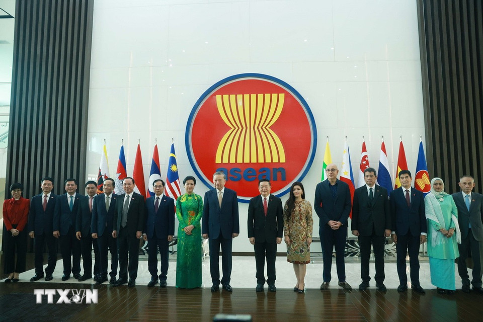 Tổng Bí thư Tô Lâm và Phu nhân cùng Tổng Thư ký ASEAN ASEAN Kao Kim Hourn và Phu nhân với các đại biểu tại Trụ sở Ban Thư ký ASEAN. (Ảnh: Thống Nhất/TTXVN)