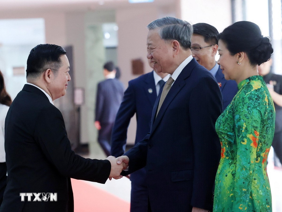 Tổng Thư ký ASEAN Kao Kim Hourn đón Tổng Bí thư Tô Lâm và Phu nhân. (Ảnh: Thống Nhất/TTXVN)