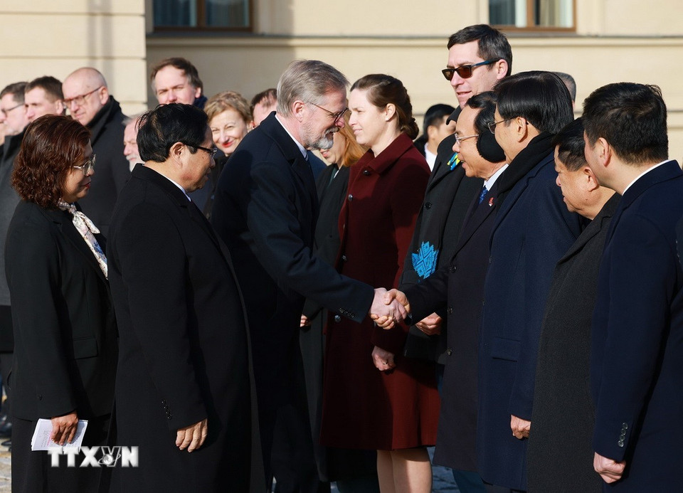 Thủ tướng Phạm Minh Chính giới thiệu với Thủ tướng Cộng hòa Séc Petr Fiala thành viên đoàn Việt Nam. (Ảnh: Dương Giang/TTXVN)
