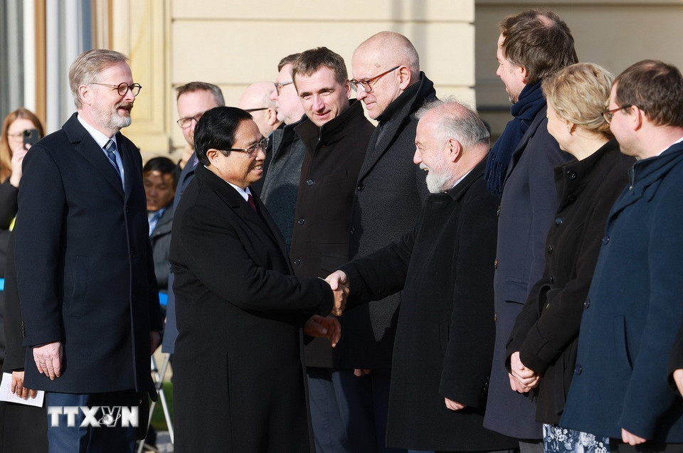 Thủ tướng Petr Fiala giới thiệu với Thủ tướng Phạm Minh Chính thành viên đoàn Cộng hòa Séc. (Ảnh: Dương Giang/TTXVN)