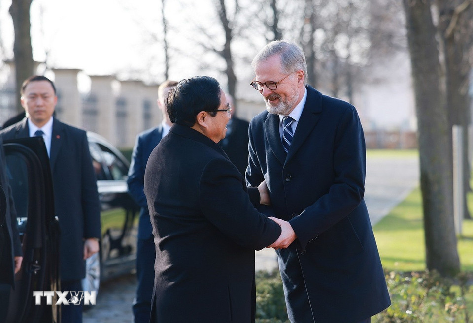 Thủ tướng Cộng hòa Séc Petr Fiala đón Thủ tướng Phạm Minh Chính thăm chính thức Cộng hòa Séc. (Ảnh: Dương Giang/TTXVN)