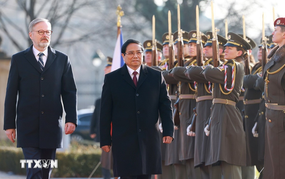 Thủ tướng Phạm Minh Chính và Thủ tướng Cộng hòa Séc Petr Fiala duyệt đội danh dự. (Ảnh: Dương Giang/TTXVN)