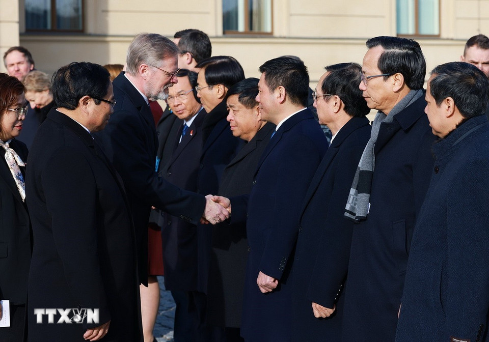 Thủ tướng Phạm Minh Chính giới thiệu với Thủ tướng Cộng hòa Séc Petr Fiala thành viên đoàn Việt Nam. (Ảnh: Dương Giang/TTXVN)