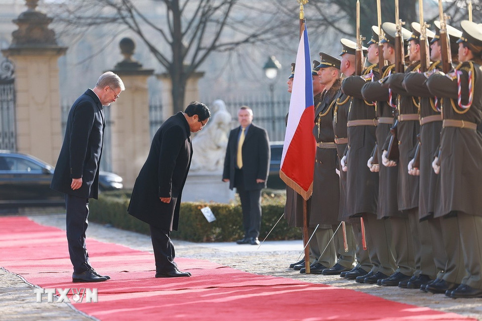 Thủ tướng Phạm Minh Chính và Thủ tướng Cộng hòa Séc Petr Fiala chào quốc kỳ Cộng hòa Séc. (Ảnh: Dương Giang/TTXVN)