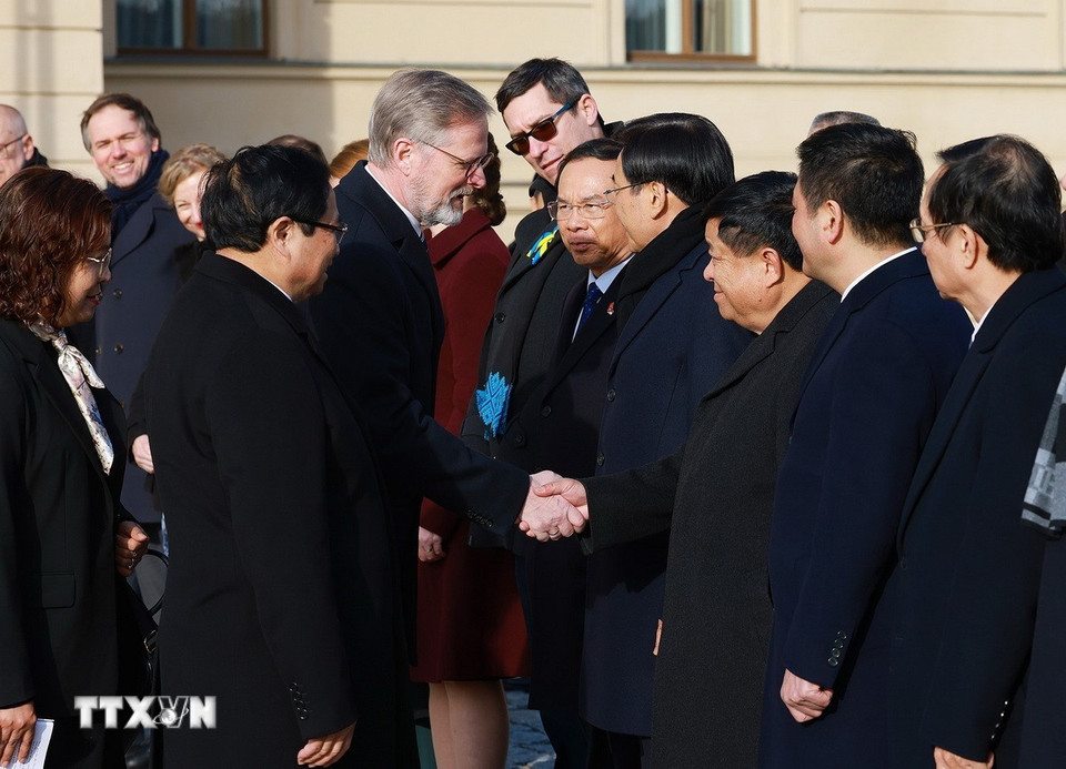 Thủ tướng Phạm Minh Chính giới thiệu với Thủ tướng Cộng hòa Séc Petr Fiala thành viên đoàn Việt Nam. (Ảnh: Dương Giang/TTXVN)
