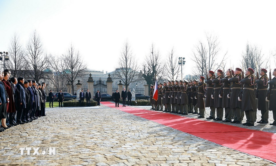 Lễ đón Thủ tướng Phạm Minh Chính thăm chính thức Cộng hòa Séc. (Ảnh: Dương Giang/TTXVN)