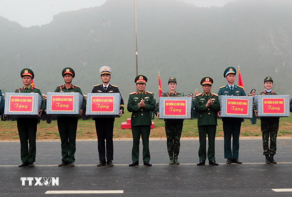 Đại tướng Nguyễn Tân Cương, Tổng Tham mưu trưởng, Thứ trưởng Bộ Quốc phòng tặng quà, động viên các khối tham gia hợp luyện. (Ảnh: Trọng Đức/TTXVN)