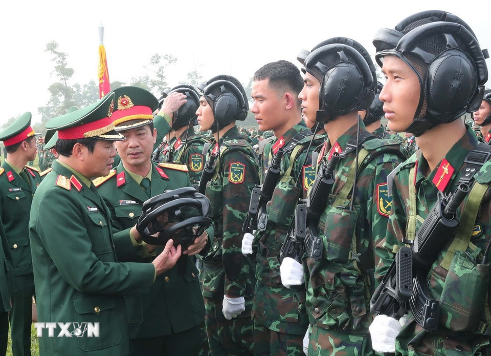 Đại tướng Nguyễn Tân Cương, Tổng Tham mưu trưởng, Thứ trưởng Bộ Quốc phòng động viên, rút kinh nghiệm các khối tham gia buổi hợp luyện. (Ảnh: Trọng Đức/TTXVN)