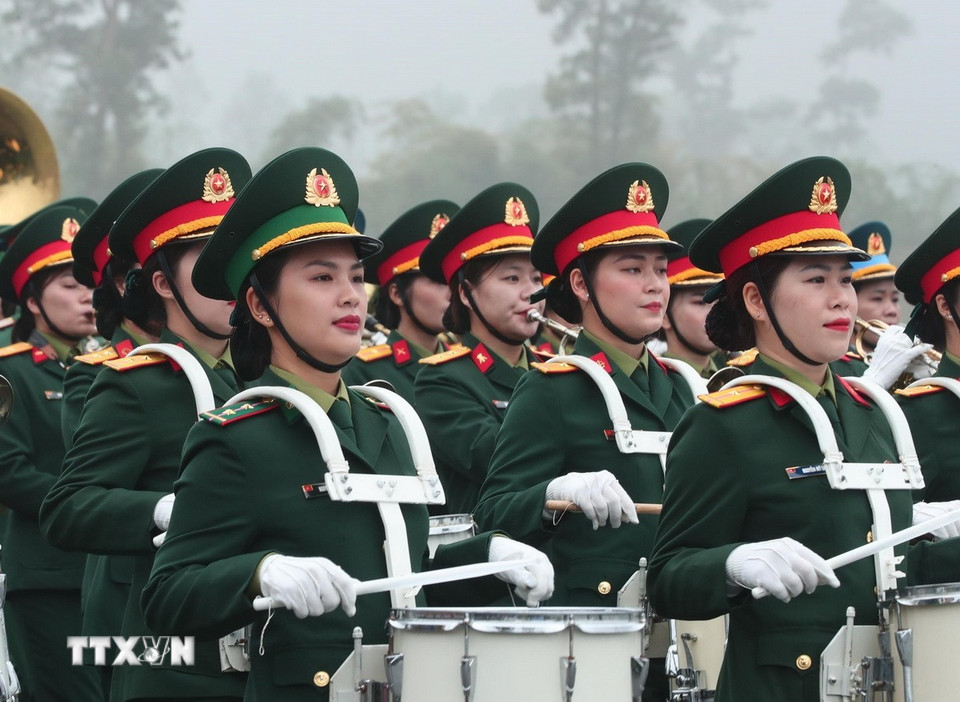 Khối nữ quân nhạc tham gia hợp luyện. (Ảnh: Trọng Đức/TTXVN)