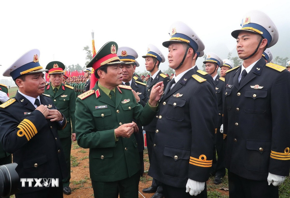 Đại tướng Nguyễn Tân Cương, Tổng Tham mưu trưởng, Thứ trưởng Bộ Quốc phòng động viên, rút kinh nghiệm các khối tham gia buổi hợp luyện. (Ảnh: Trọng Đức/TTXVN)