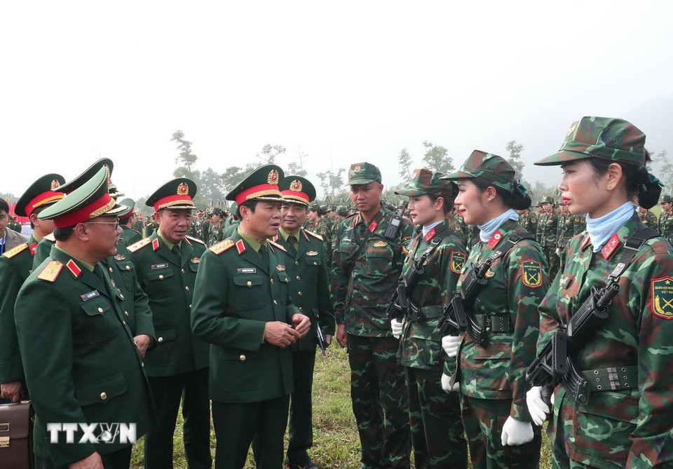 Đại tướng Nguyễn Tân Cương, Tổng Tham mưu trưởng, Thứ trưởng Bộ Quốc phòng động viên, rút kinh nghiệm các khối tham gia buổi hợp luyện. (Ảnh: Trọng Đức/TTXVN)