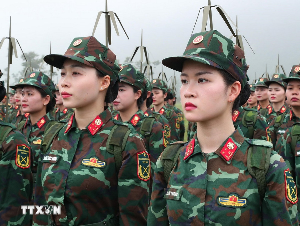 Các nữ sỹ quan bộ đội thông tin tham gia hợp luyện. (Ảnh: Trọng Đức/TTXVN)