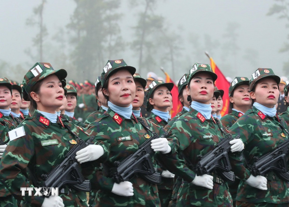 Khối nữ sỹ quan Gìn giữ hòa bình tham gia hợp luyện. (Ảnh: Trọng Đức/TTXVN)