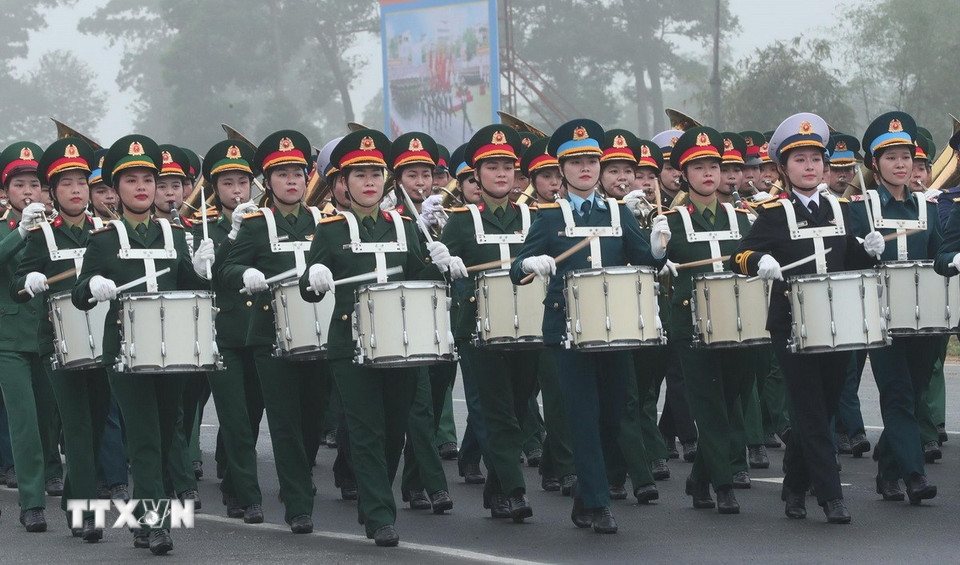 Khối nữ quân nhạc tham gia hợp luyện. (Ảnh: Trọng Đức/TTXVN)