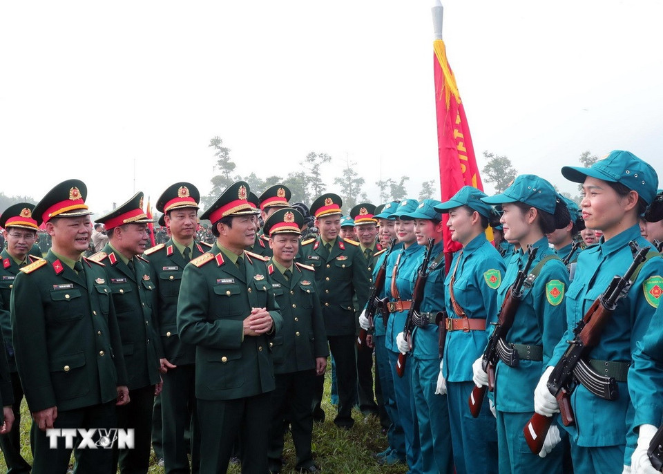 Đại tướng Nguyễn Tân Cương, Tổng Tham mưu trưởng, Thứ trưởng Bộ Quốc phòng động viên, rút kinh nghiệm các khối tham gia buổi hợp luyện. (Ảnh: Trọng Đức/TTXVN)