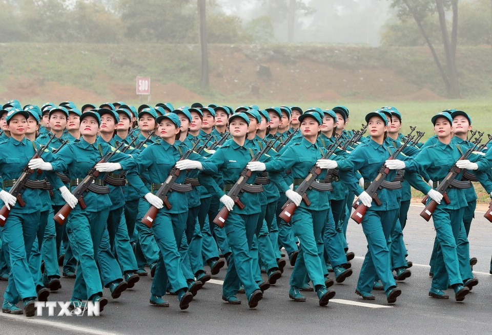 Các nữ dân quân tự vệ miền Bắc tham gia hợp luyện. (Ảnh: Trọng Đức/TTXVN)