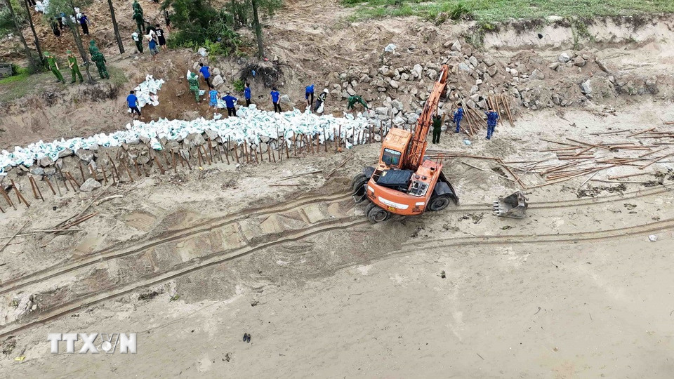 Tuyến đê Hội Thống được gia cố nhằm hạn chế tình trạng sạt lở bờ biển. (Ảnh: Hữu Quyết/TTXVN)