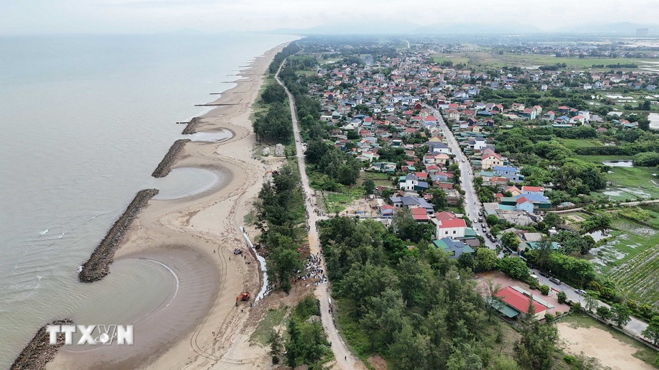 Tuyến đê Hội Thống có vai trò quan trọng, bảo vệ hơn 600 hộ dân tại xã Đan Hải. (Ảnh: Hữu Quyết/TTXVN)