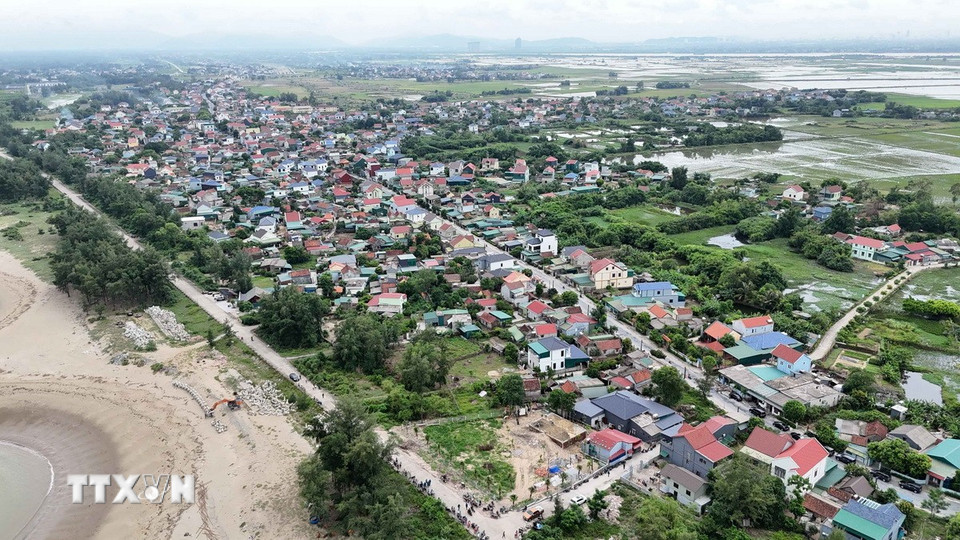Tuyến đê Hội Thống có vai trò quan trọng, bảo vệ hơn 600 hộ dân tại xã Đan Hải. (Ảnh: Hữu Quyết/TTXVN)