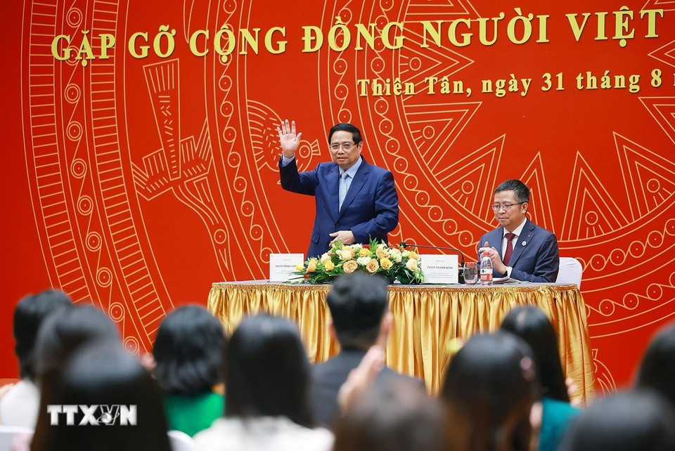 Thủ tướng Phạm Minh Chính gặp cộng đồng người Việt Nam tại Trung Quốc. (Ảnh: Dương Giang/TTXVN)