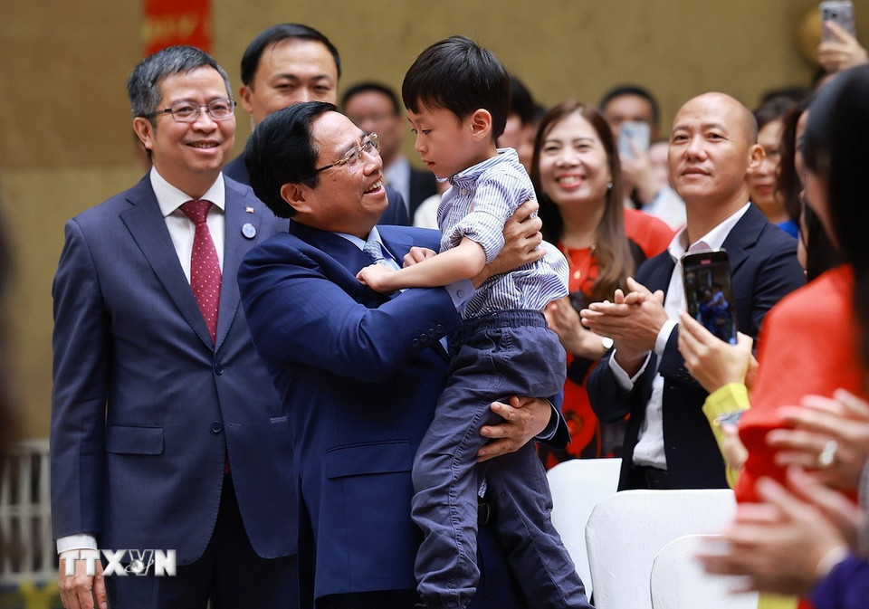 Thủ tướng Phạm Minh Chính với cộng đồng người Việt Nam tại Trung Quốc. (Ảnh: Dương Giang/TTXVN)