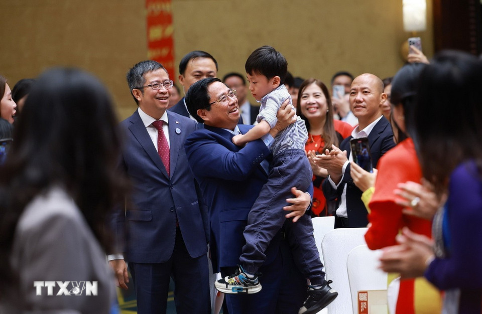 Thủ tướng Phạm Minh Chính với cộng đồng người Việt Nam tại Trung Quốc. (Ảnh: Dương Giang/TTXVN)