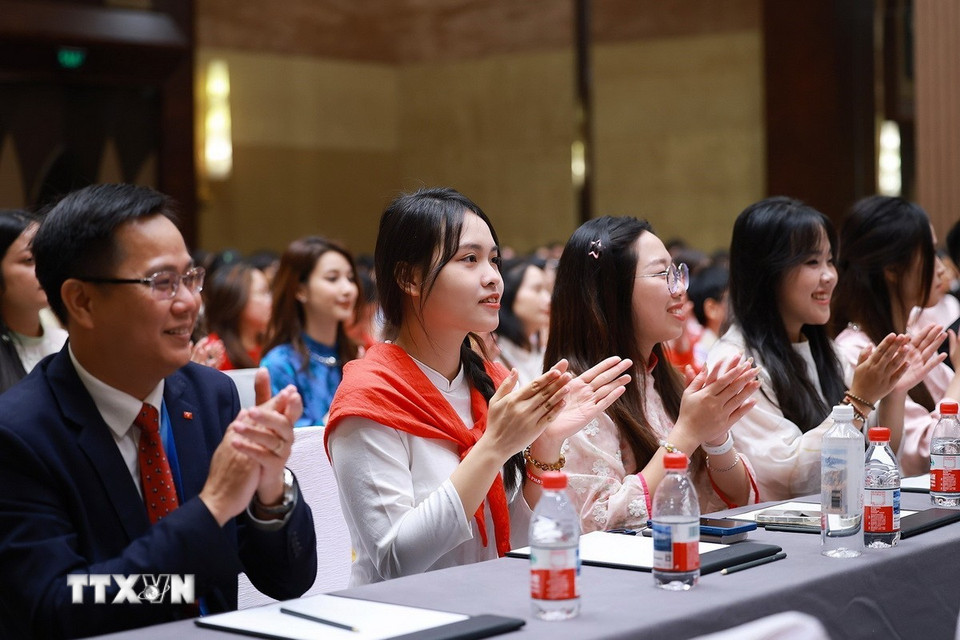 Cộng đồng người Việt Nam tại Trung Quốc tham dự buổi gặp. (Ảnh: Dương Giang/TTXVN)