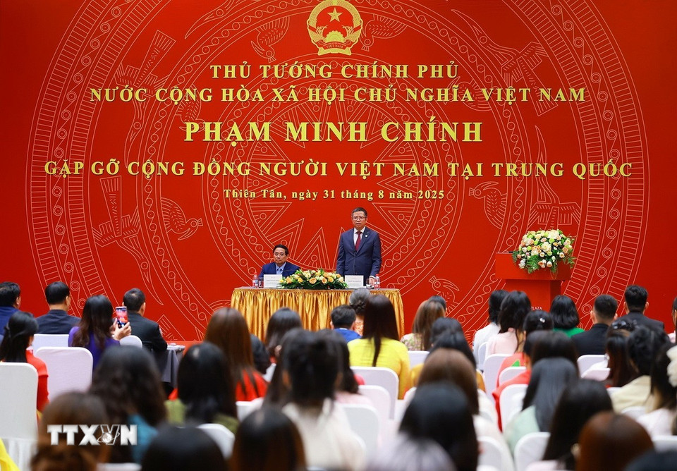 Thủ tướng Phạm Minh Chính gặp cộng đồng người Việt Nam tại Trung Quốc. (Ảnh: Dương Giang/TTXVN)