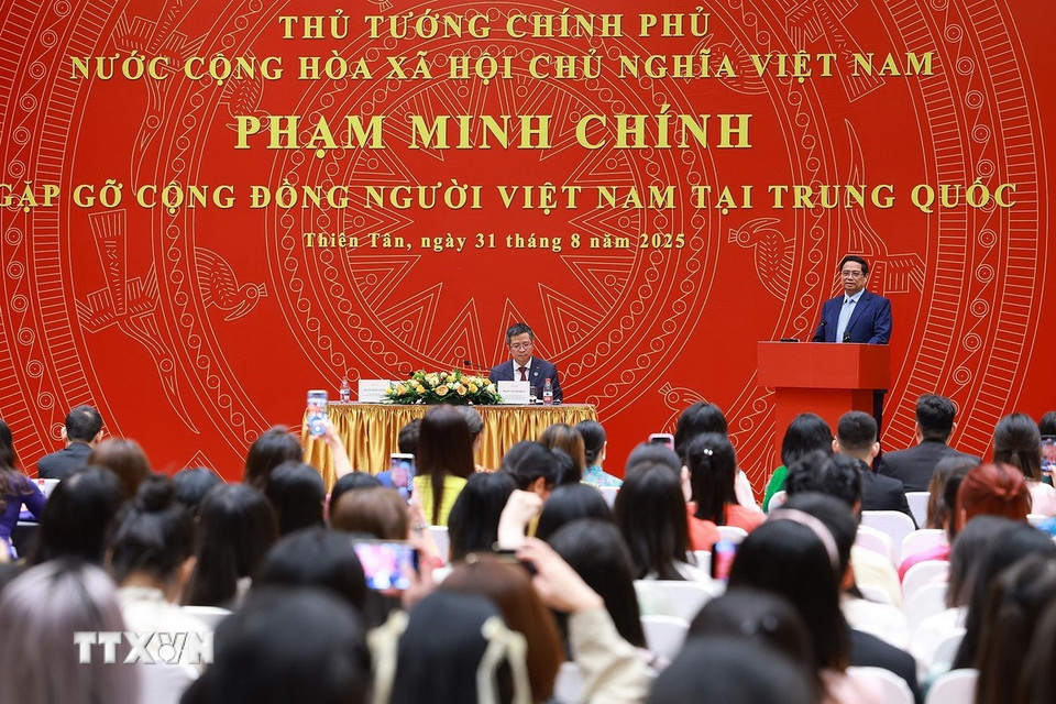 Thủ tướng Phạm Minh Chính chia sẻ với cộng đồng người Việt Nam tại Trung Quốc. (Ảnh: Dương Giang/TTXVN)