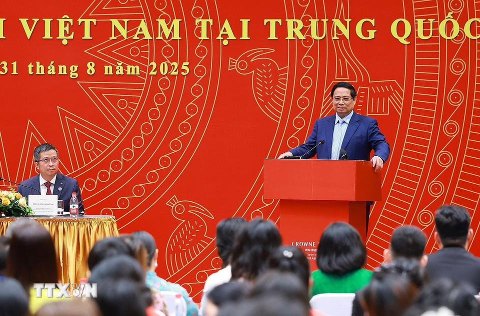 Thủ tướng Phạm Minh Chính chia sẻ với cộng đồng người Việt Nam tại Trung Quốc. (Ảnh: Dương Giang/TTXVN)