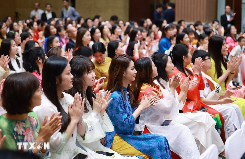 Cộng đồng người Việt Nam tại Trung Quốc tham dự buổi gặp. (Ảnh: Dương Giang/TTXVN)