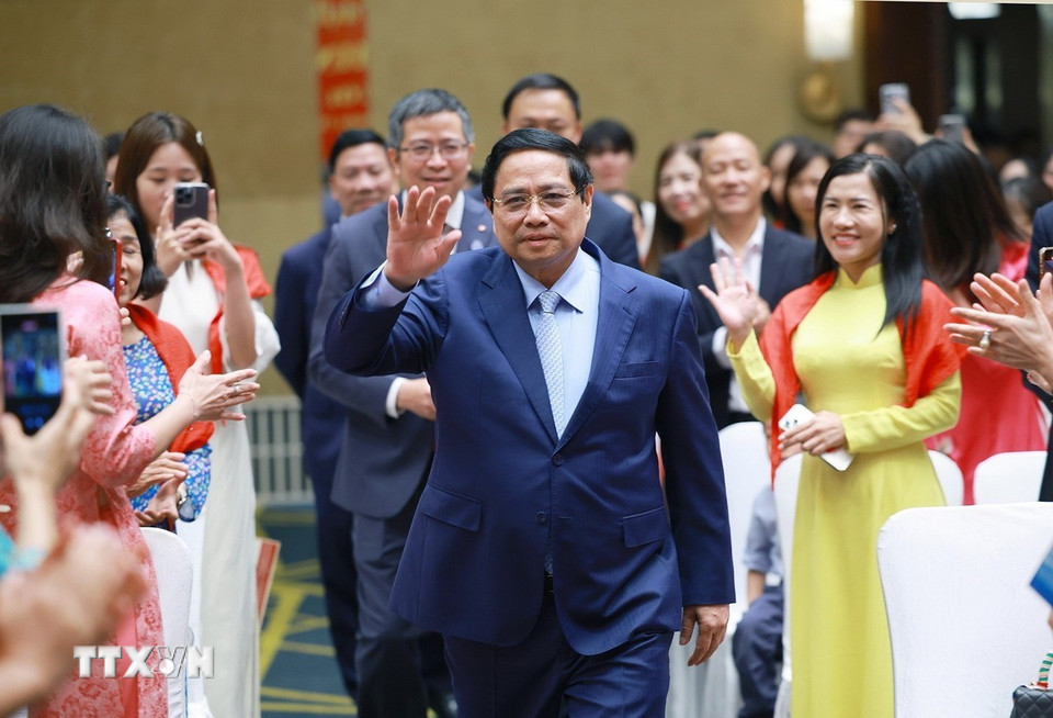 Thủ tướng Phạm Minh Chính gặp cộng đồng người Việt Nam tại Trung Quốc. (Ảnh: Dương Giang/TTXVN)